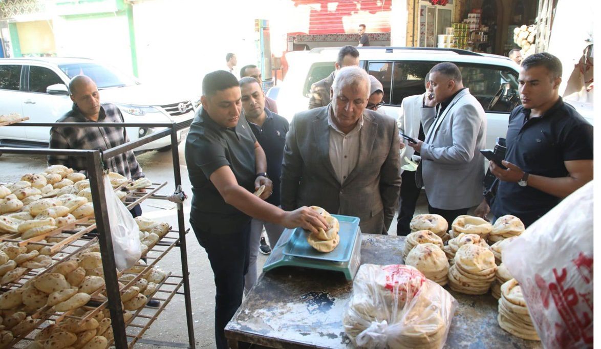 محافظ الوادي الجديد يُكرم مخبزًا بالخارجة لالتزامه بجودة الخبز والمعايير التموينية