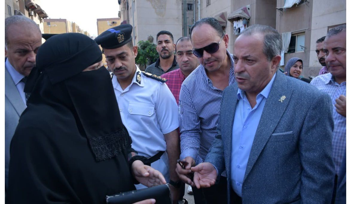 محافظ بورسعيد يتابع انتظام الدراسة بحي الضواحي ويستجيب لمطالب المواطنين