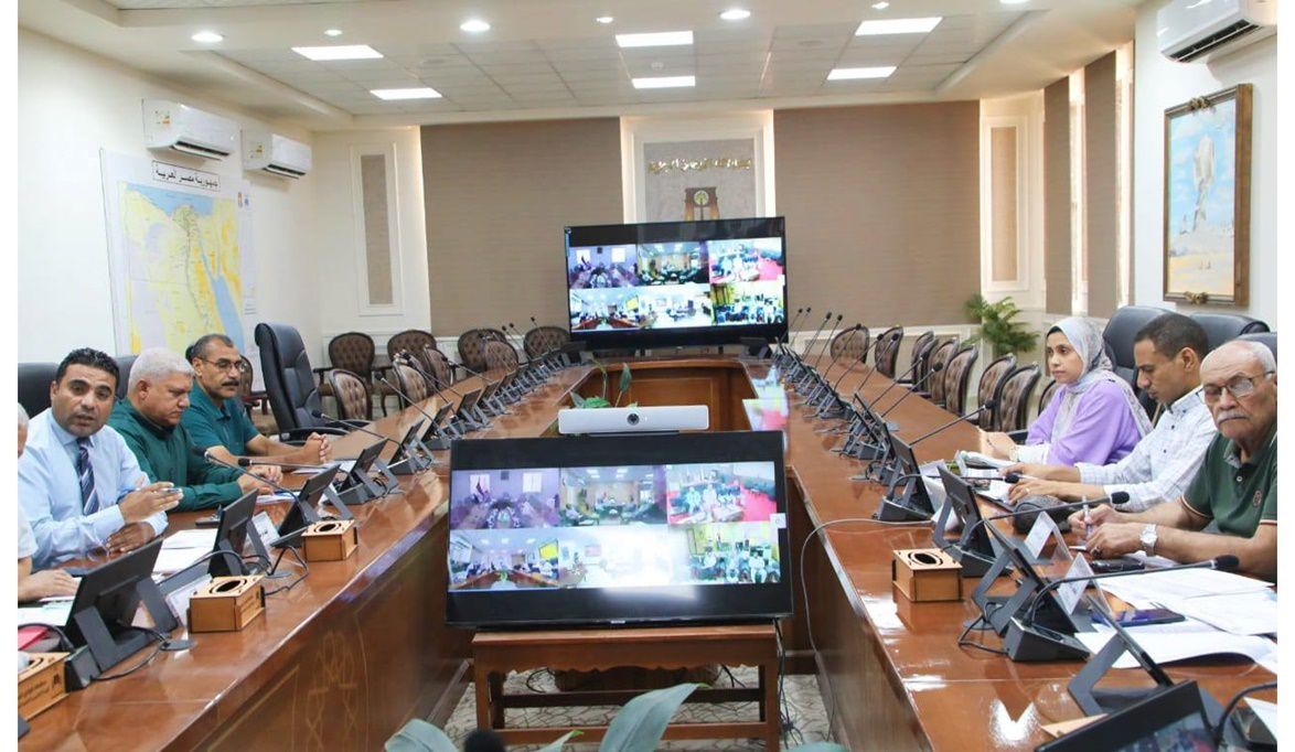 محافظ الوادي الجديد يتابع ملفات التقنين والتصالح ومخالفات البناء 2025