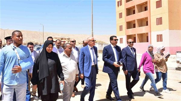 محافظ الأقصر يتفقد مشروعات الإسكان الاجتماعي بمدينة الطود