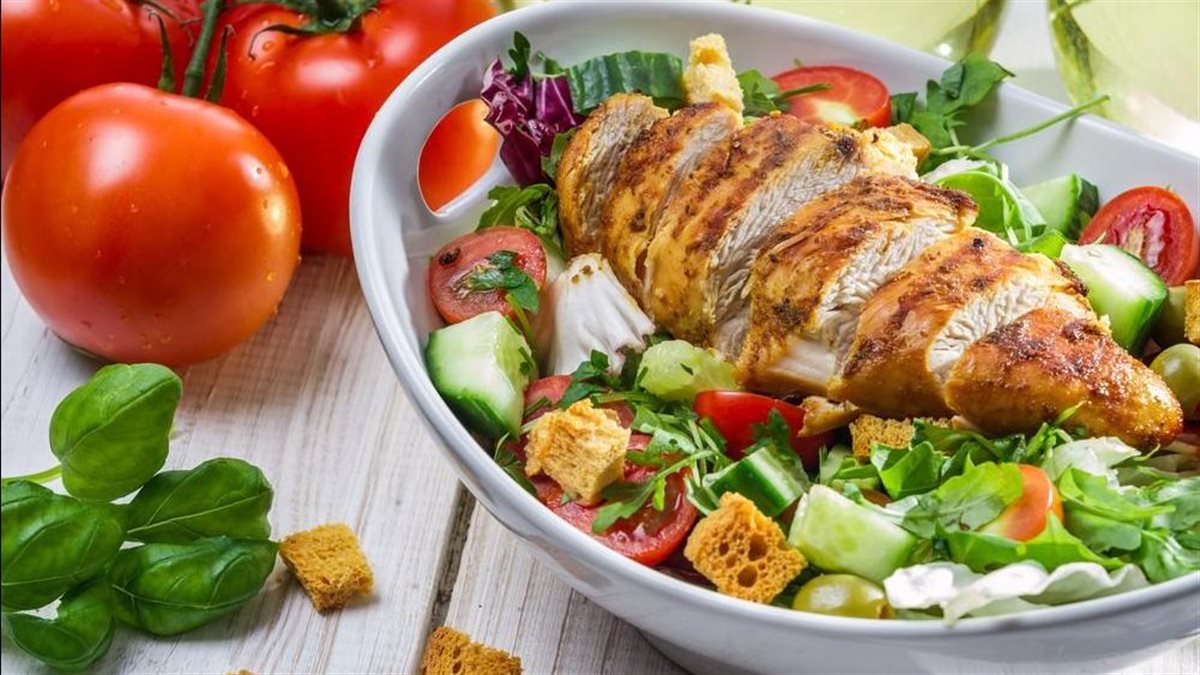 أشهى طرق تحضير سلطة الدجاج.. من الكلاسيكية إلى السيزر والأفوكادو