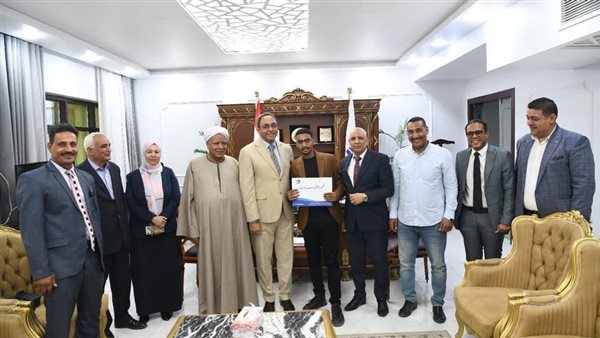 محافظ قنا يسلّم عقود عمل لأوائل خريجي مدرسة مياه الشرب والصرف الصحي