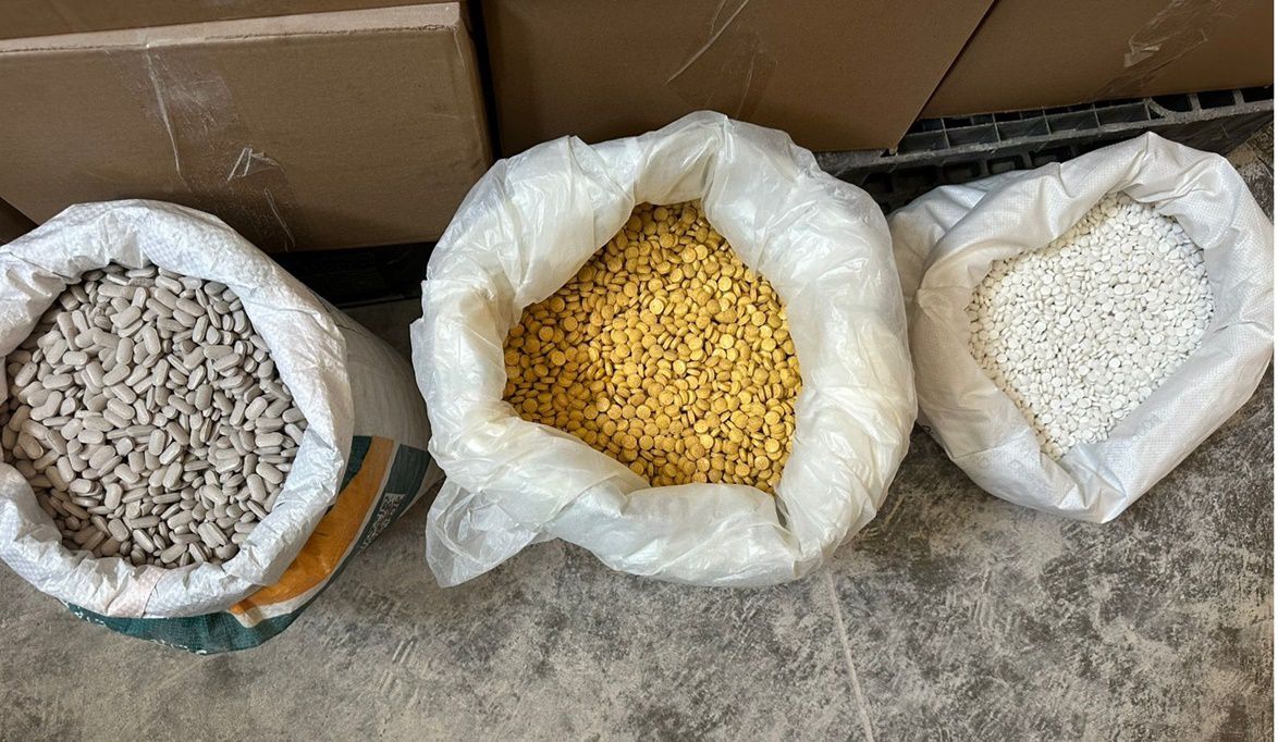 ضبط كميات كبيرة من الأدوية والمكملات الغذائية مجهولة المصدر داخل مصنع غير مرخص لانتاج الأدوية بالسادات