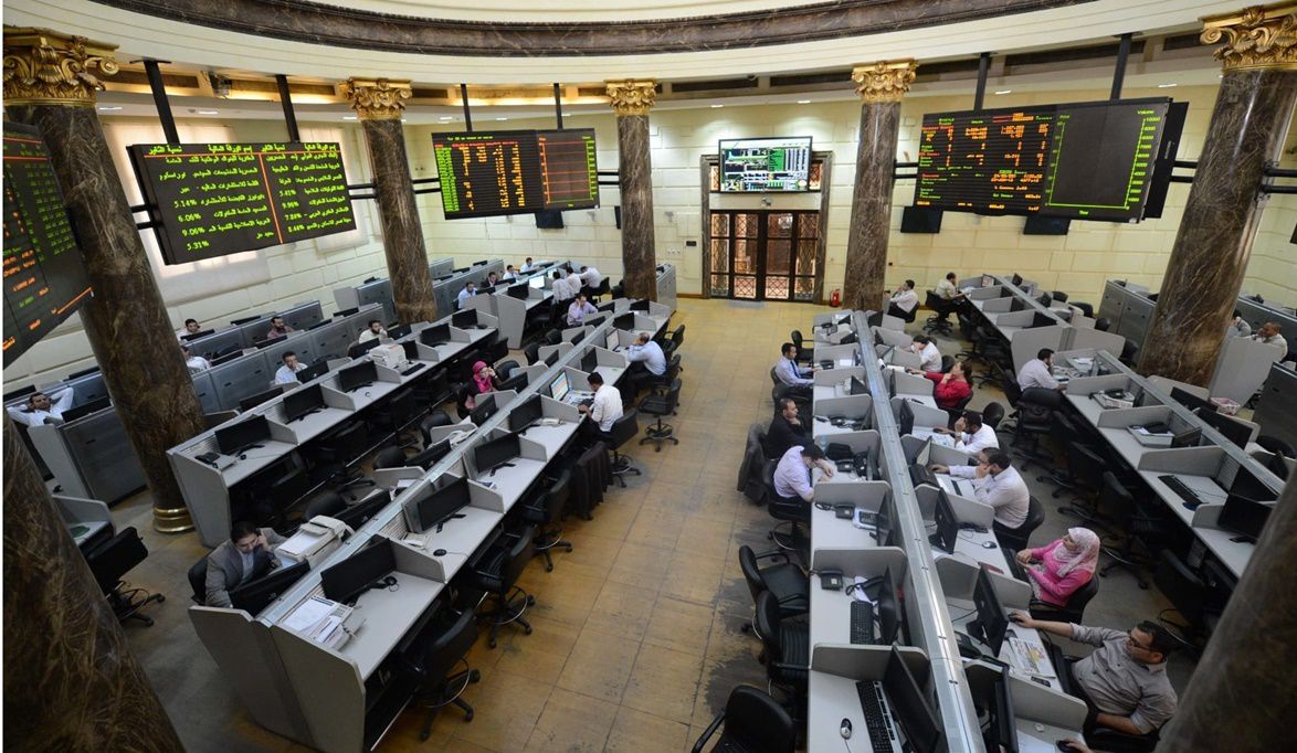 كبار الشركات تدفع مؤشرات البورصة المصرية للصعود وتباين في المستويات الأقل