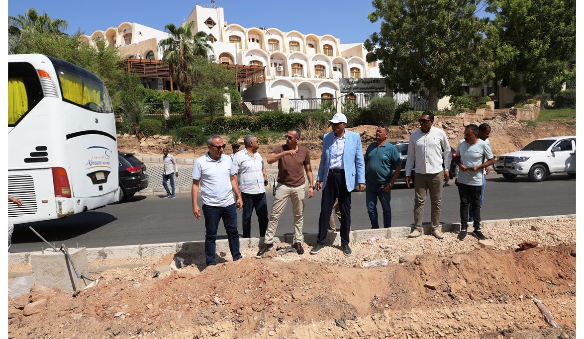محافظ أسوان يواصل جولاته الميدانية لتطوير طريق السادات
