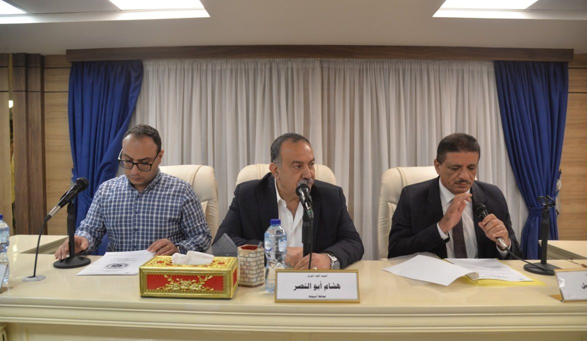 محافظ أسيوط يستعرض استعدادات العام الدراسي الجديد ومعارض أهلا مدارس