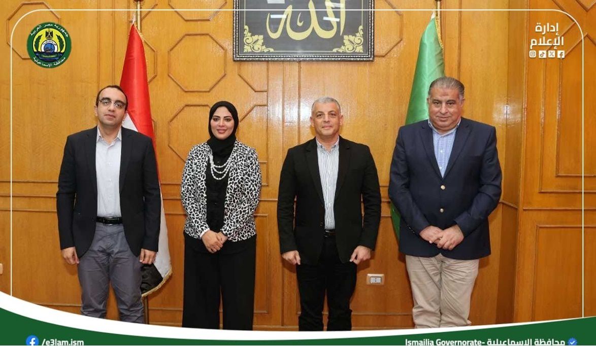 محافظ الإسماعيلية يكرم مدير عام التموين بعد ندبها للعمل بالقاهرة