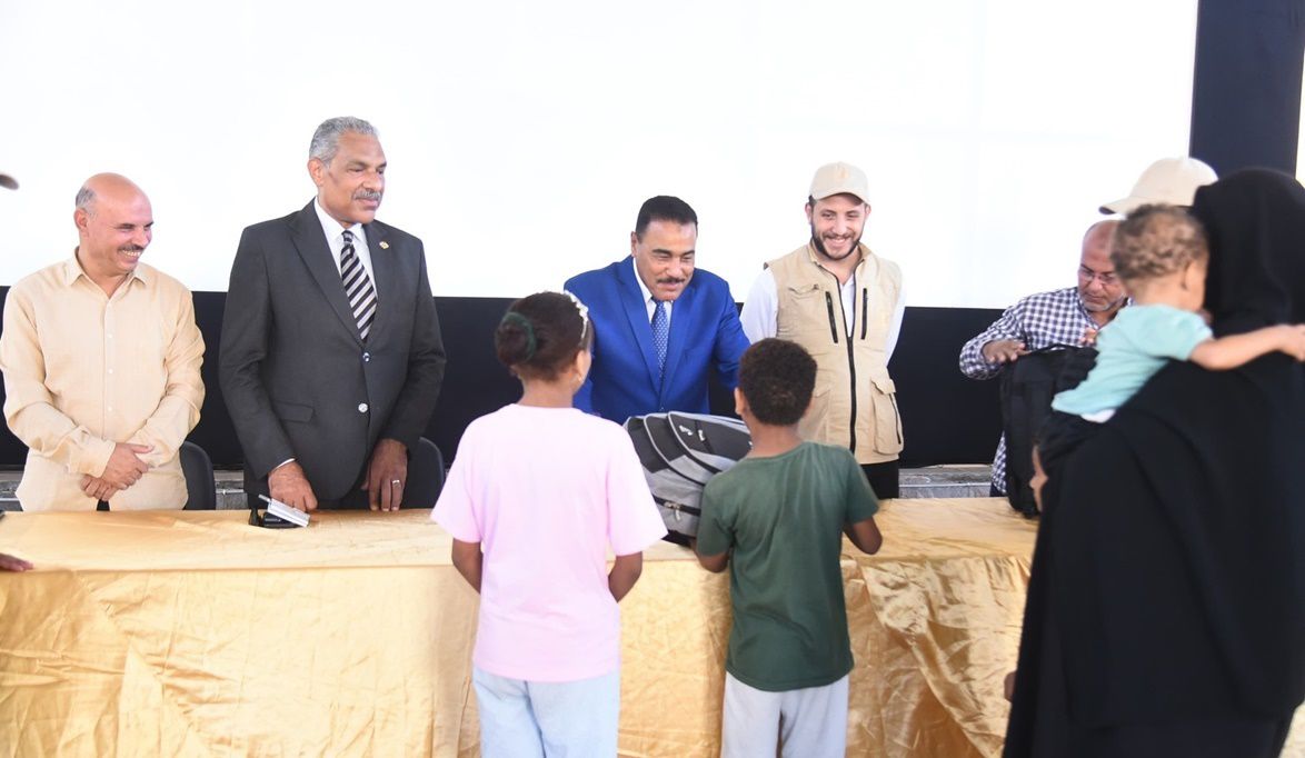 محافظ مطروح يشهد توزيع الحقائب والزي المدرسي على 2000 أسرة غير قادرة