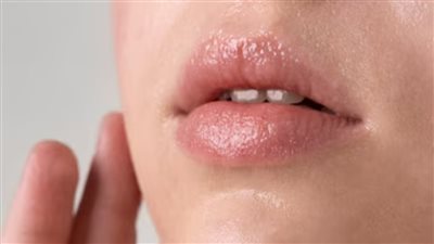 أسرار توريد الشفاه بمواد طبيعية.. وتجارب غريبة تكشف النتائج