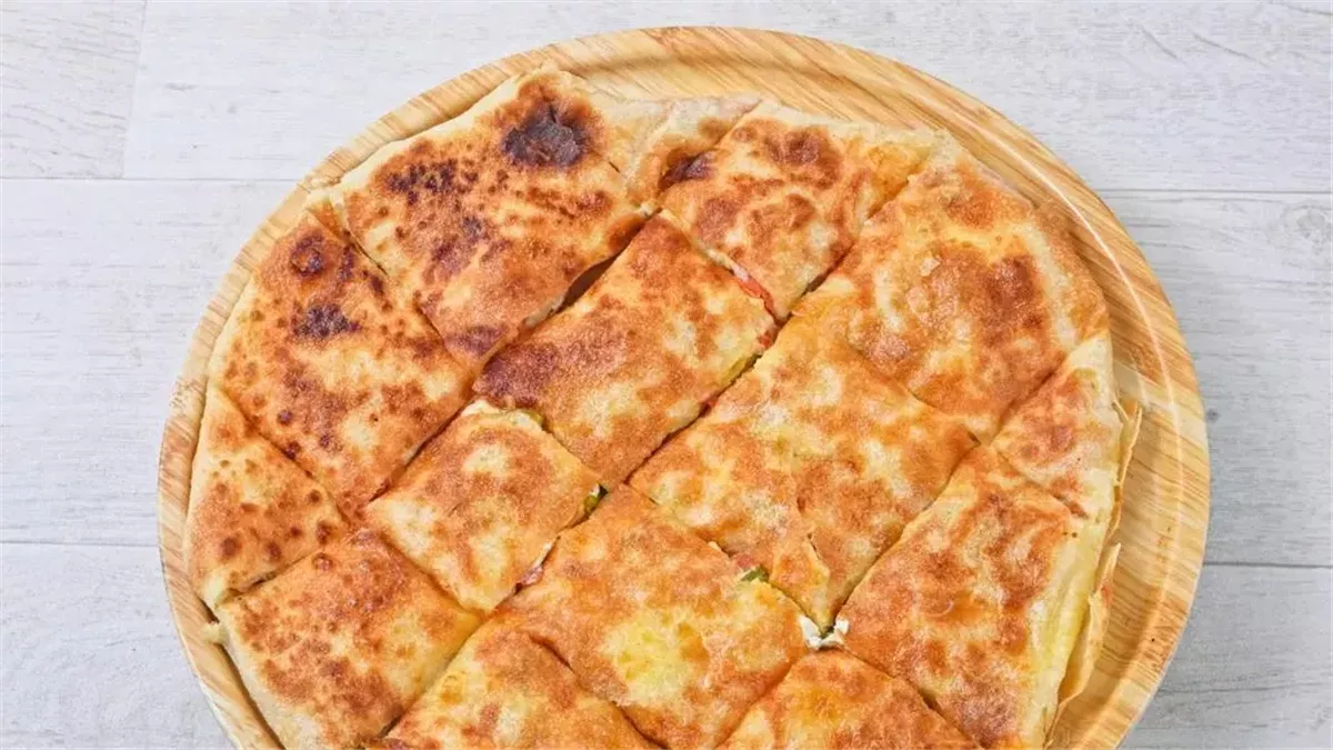 لذيذ ومورق.. خطوات بسيطة وجهزي فطير السجق في البيت