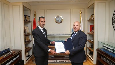 « نموذج للأمانة يشرّف مصر».. وزير النقل يكرّم سائقًا أعاد حقيبة بداخلها مليون جنيه لمالكيها