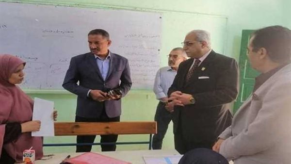 حوار بين مدير الرقابة بوزارة التعليم وطالبات قليوب حول «البرمجة» والذكاء الاصطناعي