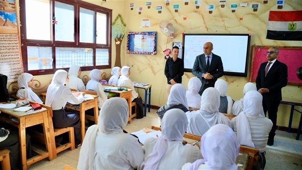 وزير التعليم يتحدث مع طالبات الفيوم عن مادة البرمجة: مهمة لمستقبلكن