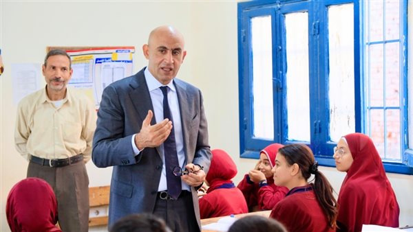 وزير التعليم يسأل الطالبات عن تجربتهم مع منصة كيريو اليابانية.. بماذا ردوا؟