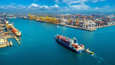 قناة السويس تشهد انجازا تاريخيا غير مسبوق  وتبدأ أولى خطوات التصدير للخارج.. مصنع مصر لبناء القاطرات يبيع قاطرتين  للصناعة البحرية المصرية