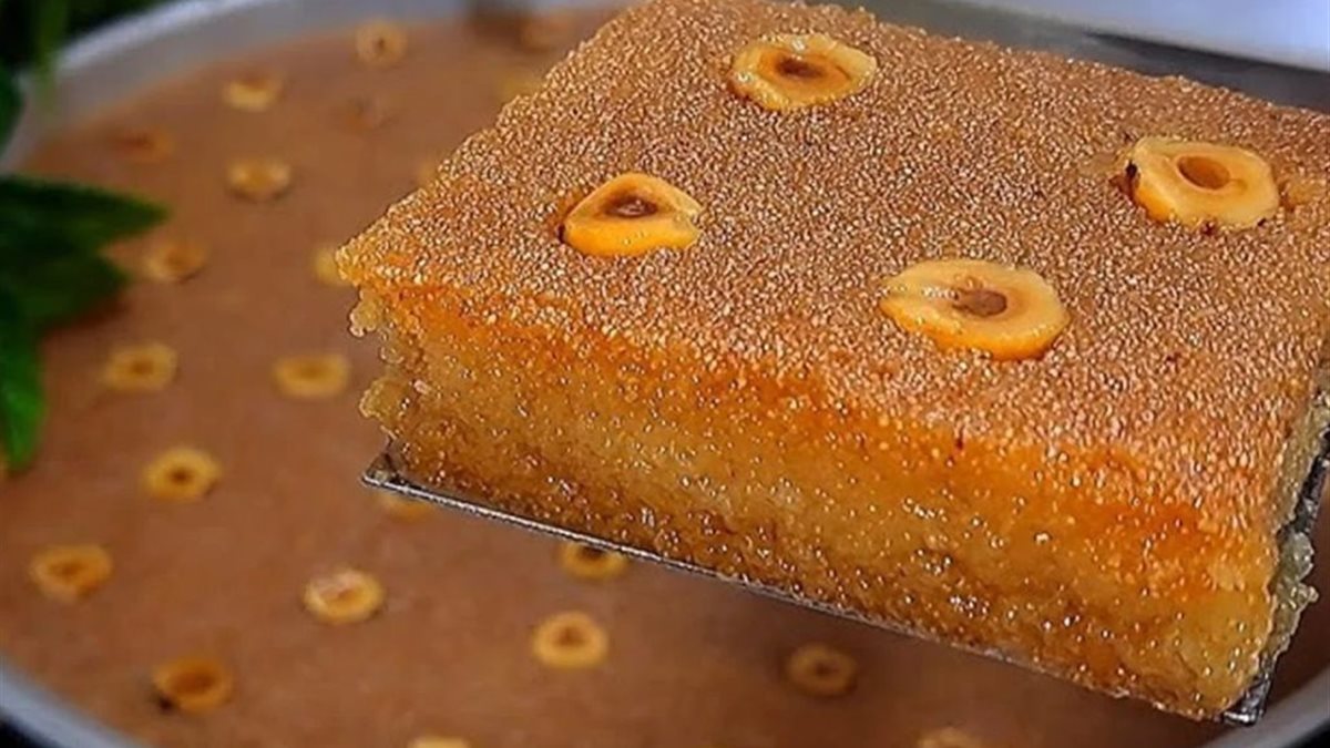 البسبوسة المرملة على أصولها.. بقوام ناعم وطعم شرقي أصيل