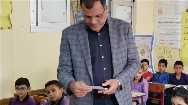 وكيل التعليم بدمياط يتابع امتحانات أكتوبر ويطمئن من وضوح الأسئلة وشمولها للمنهج