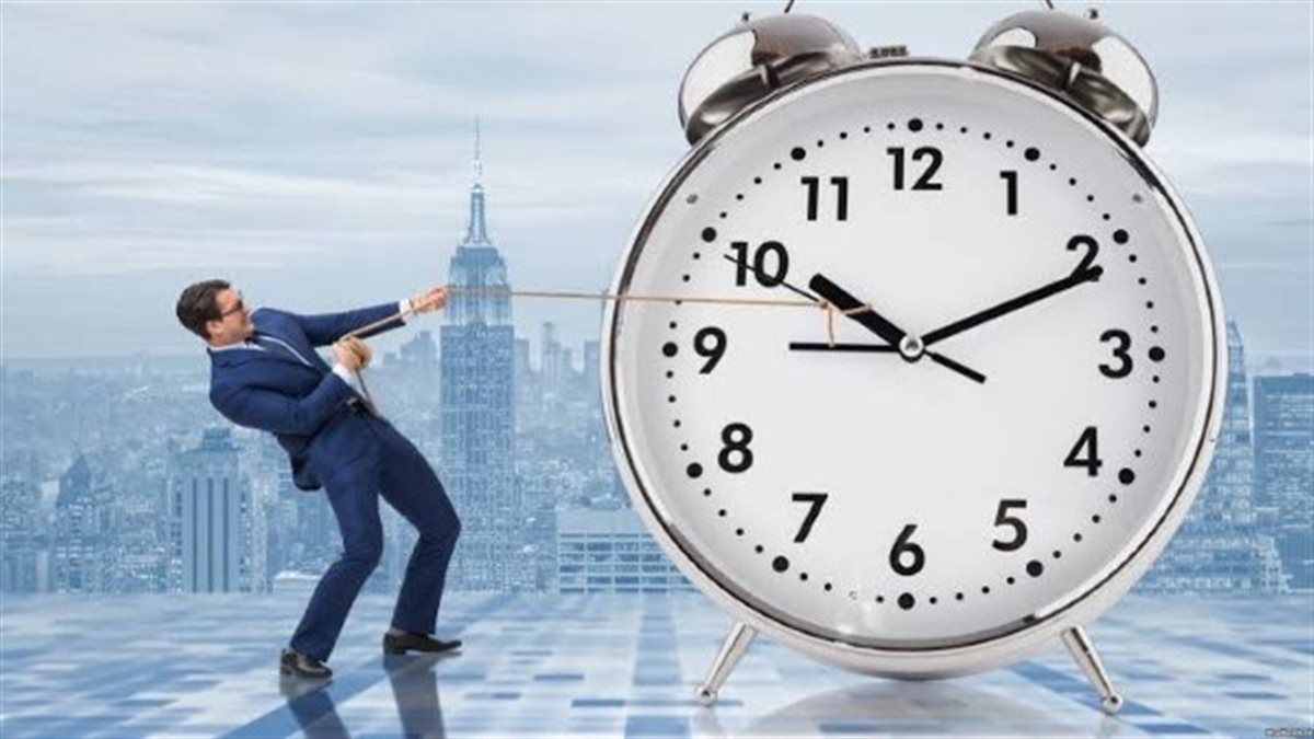 تعرف على موعد تطبيق التوقيت الشتوي 2025.. الساعة هتتقدم ولا هتتأخر؟