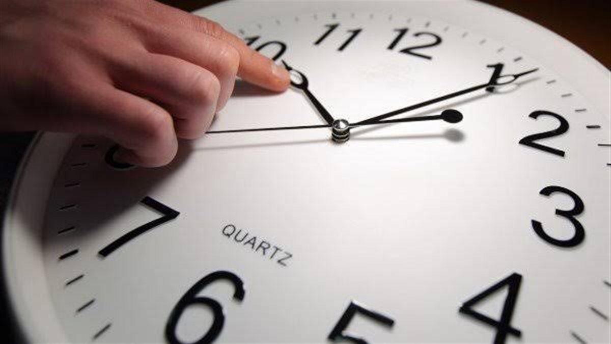 بدل ما تروح عليك نومة.. 6 خطوات لضبط ساعة هاتفك تزامنًا مع التوقيت الشتوي