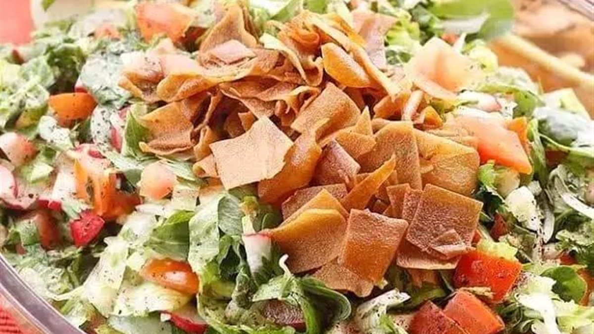 طريقة عمل سلطة الفتوش خطوة بخطوة.. نكهة شرقية منعشة على المائدة