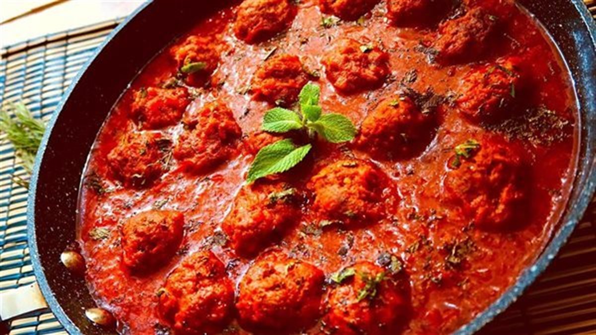 طاجن الكفتة بالصلصة الحمراء.. وجبة مصرية بطعم أصيل
