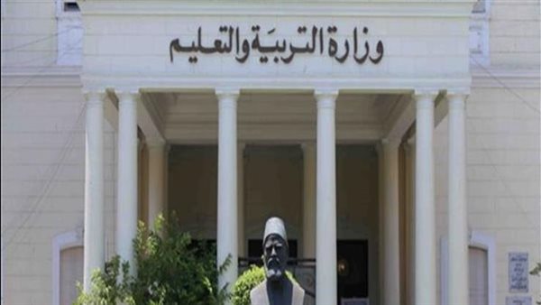 ضمن مسابقة الـ 30 ألفًا.. محافظ قنا يسلم عقود تعيين 750 معلمًا مساعدًا