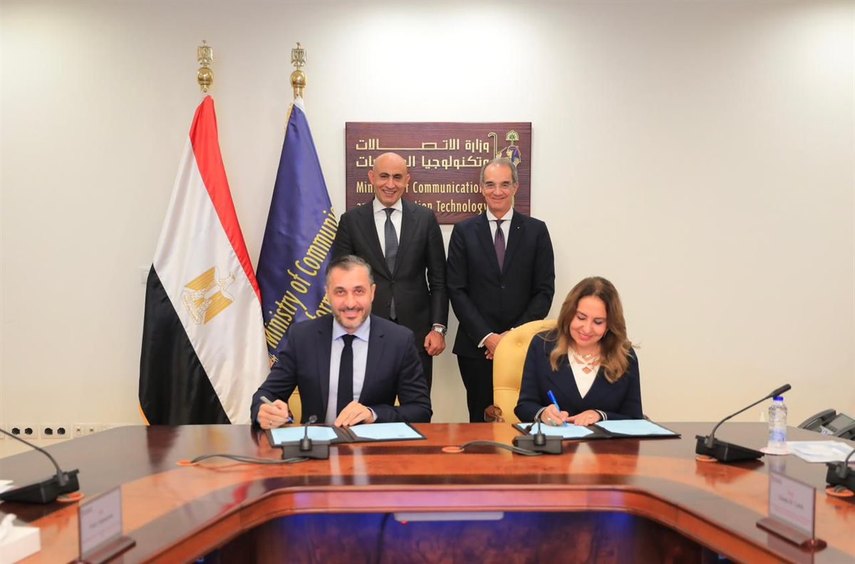 عمرو طلعت وزير الاتصالات وتكنولوجيا المعلومات 
