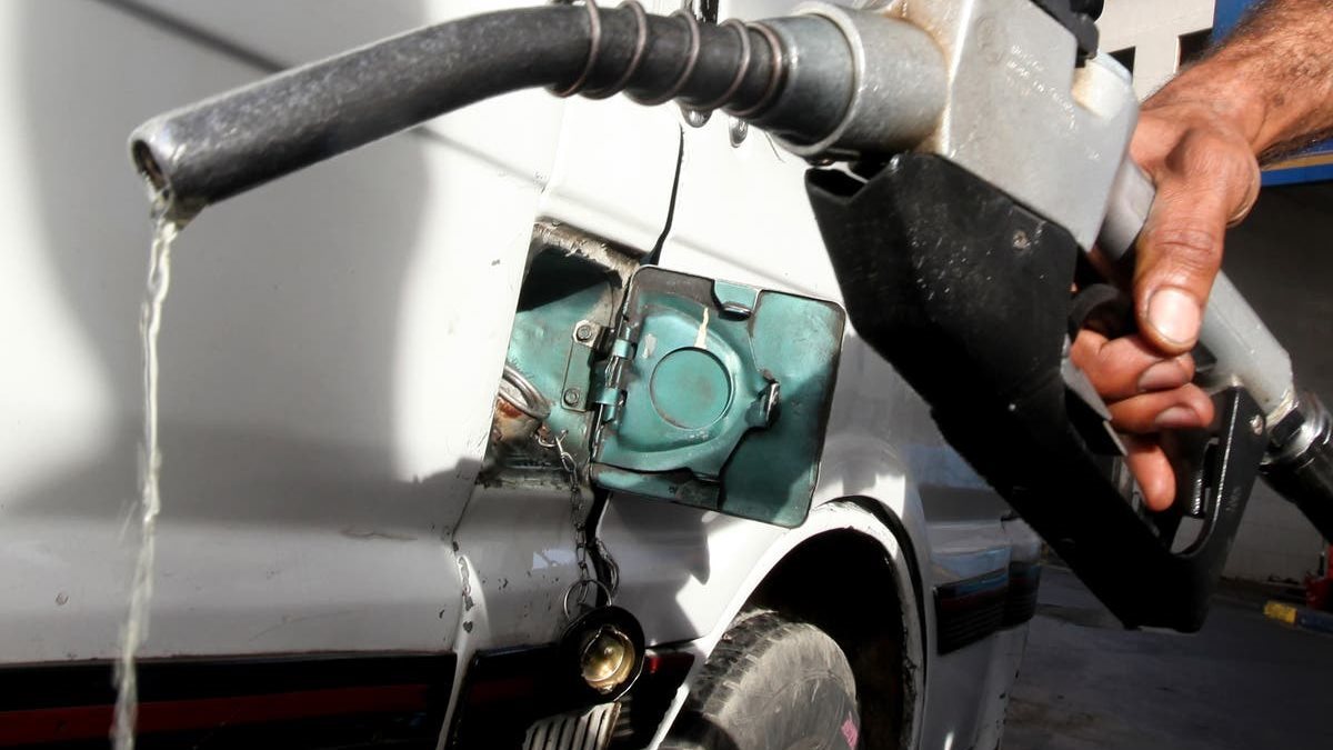 خلال ساعات.. 3 دول عربية تتجه لـ خفض أسعار البنزين