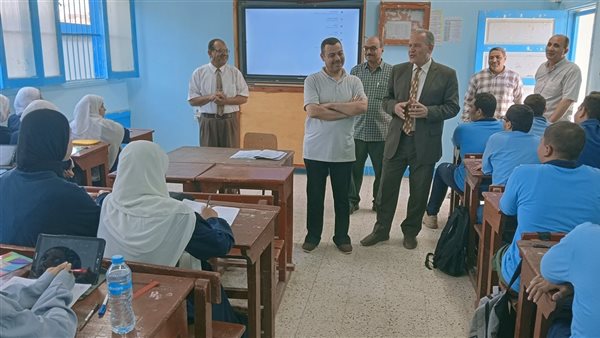 وكيل التعليم بأسيوط يتابع وصول التابلت لطلاب الأول الثانوي للمدارس