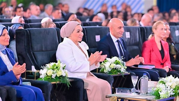 انتصار السيسي تشارك بحفل تكريم أوائل الدبلومات الفنية وتؤكد: مصدر فخر