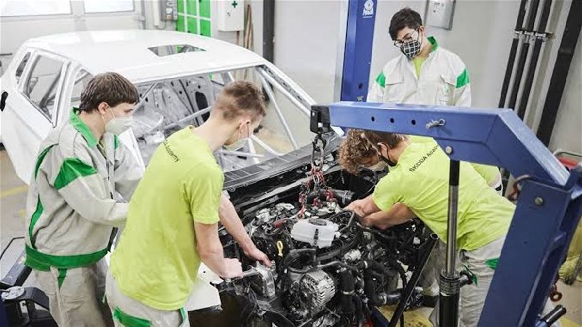 استغلال القمامة.. طلاب هندسة عين شمس يصنعون سيارة كهربائية من الخردة