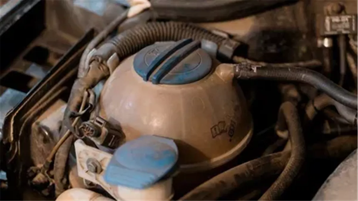 ما دلالة تحول سائل التبريد إلى اللون البني في السيارة؟