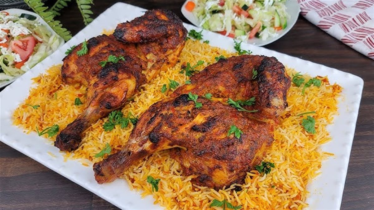 مذاق شرقي أصيل.. طريقة عمل فراخ مشوية على الفحم مع أرز بسمتي