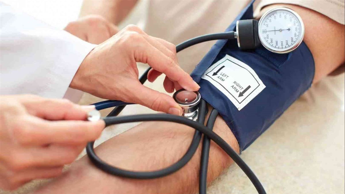 طبيب قلب يوجه تحذير عاجل لمن هم فوق الـ 40 عامًا