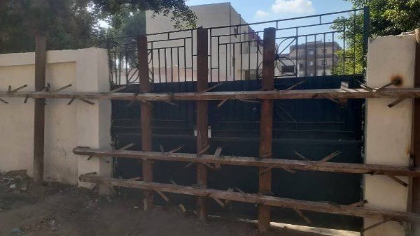إغلاق بوابة مدرسة ابتدائية بقرية ميت بره في المنوفية بالحديد.. ما القصة؟