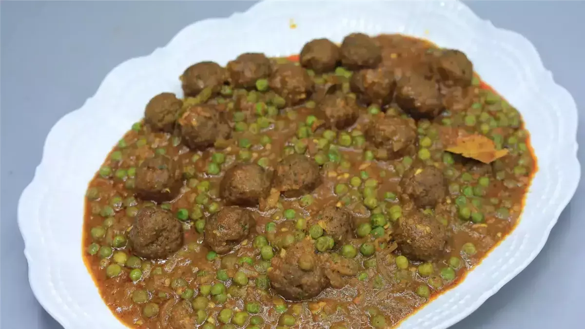 حضري كرات اللحم بالبسلة والكاري.. أكلة سهلة وغنية بالنكهات