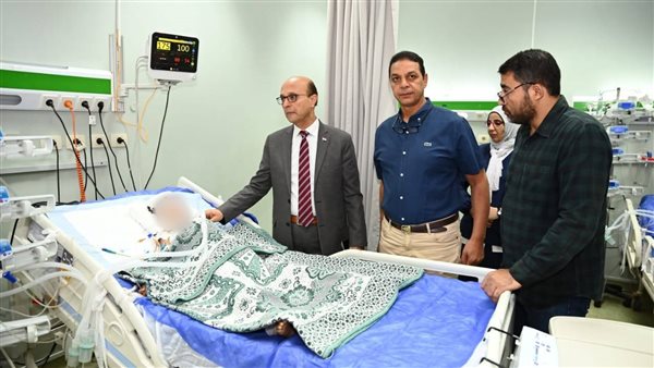 رئيس جامعة أسيوط يتفقد الحالة الصحية للأطفال المصابين في حادث منقباد