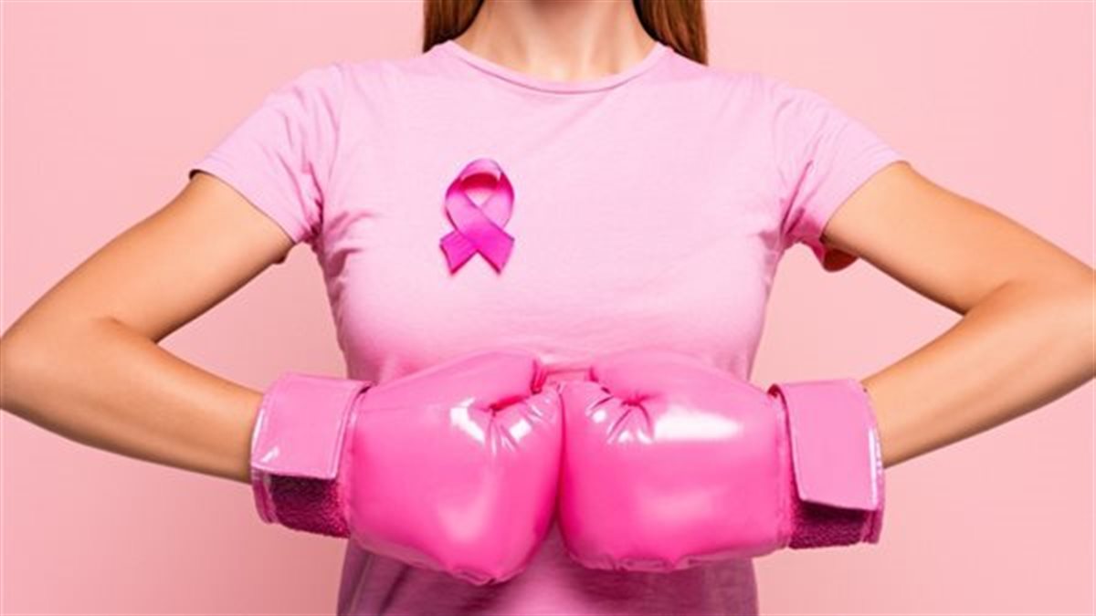 “الصحة” توضح 4 علامات تشير إلى الإصابة بسرطان الثدي.. تعرفي عليها