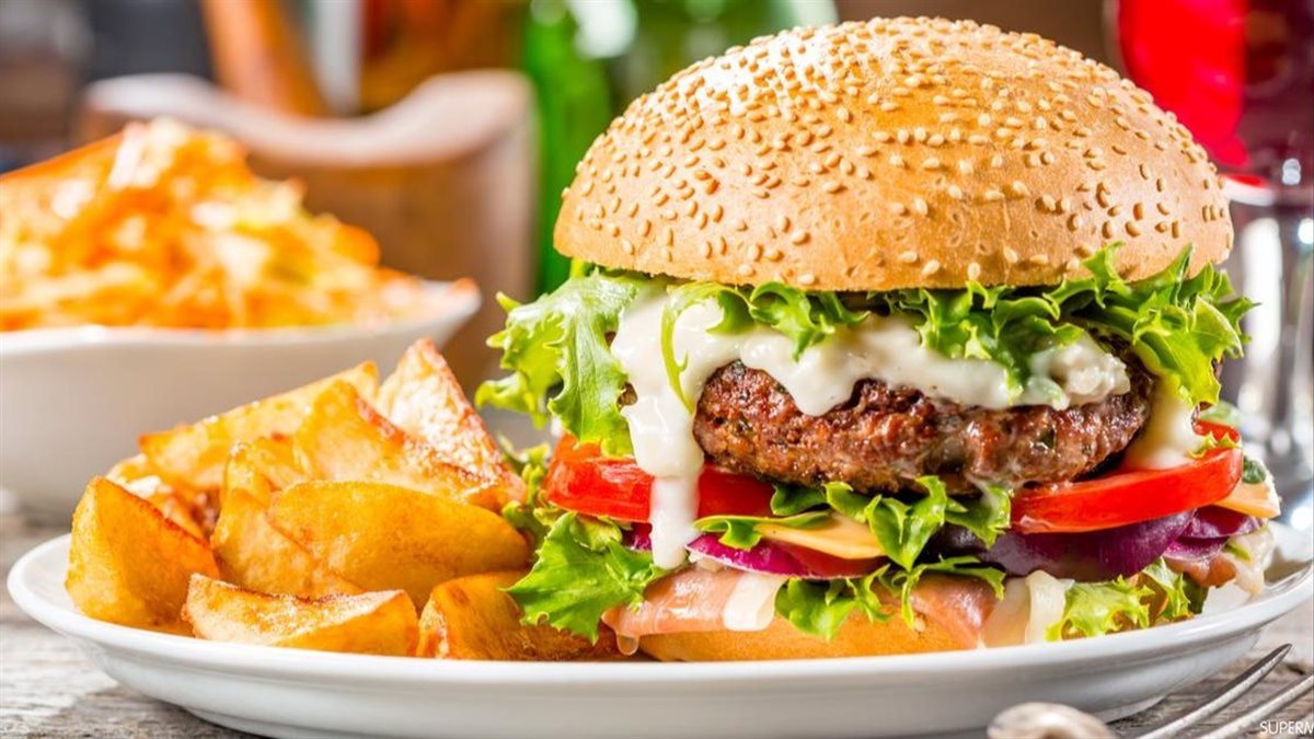 بدل الجاهز.. طريقة عمل برجر اللحمة في المنزل