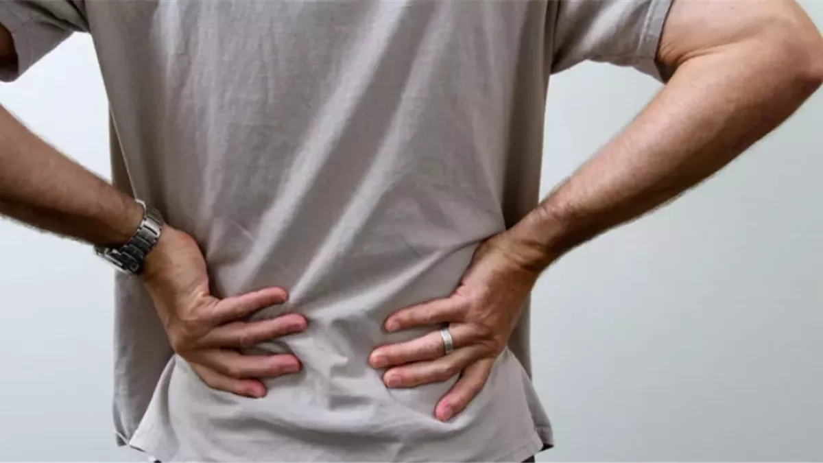 المشي علاج طبيعي لآلام الظهر..كيف يساعد في تقوية العمود الفقري وتحسين المرونة؟