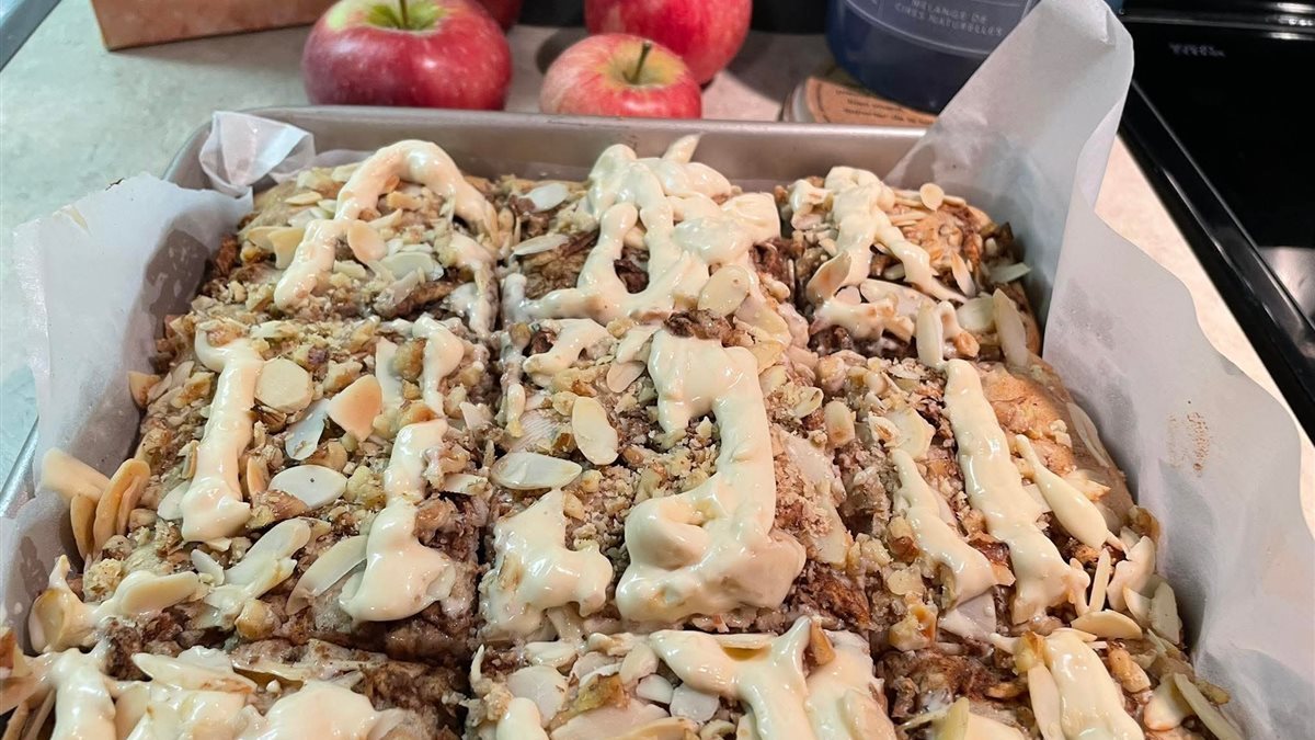 كيكة التفاح بالقرفة والجوز.. نكهة رائعة ومذاق لا يُقاوم