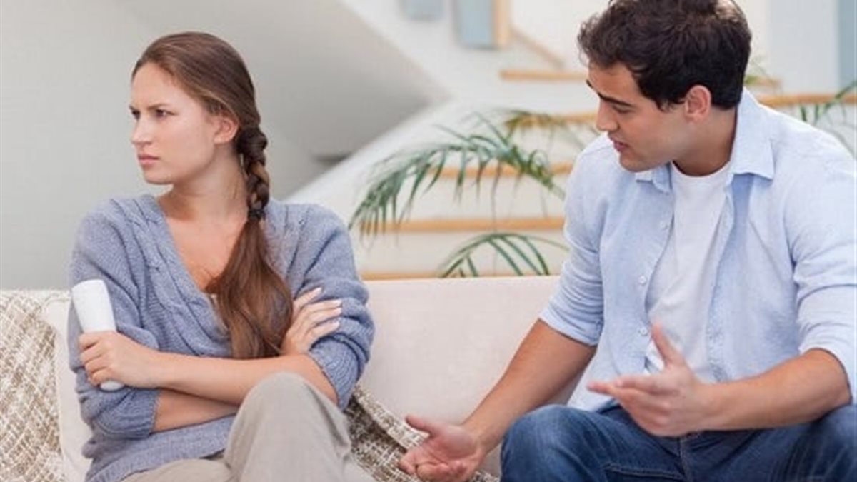 حكم إخفاء الزوجة على زوجها قيمة راتبها أو زكاتها؟.. الأزهر يوضح