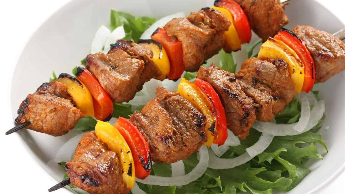 طريقة تحضير شيش طاووق على الفحم.. نكهة شرقية لا تُقاوم