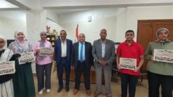 بالأسماء.. وكيل تعليم الأقصر يكرم أوائل الإعدادية بعد نتيجة التظلمات