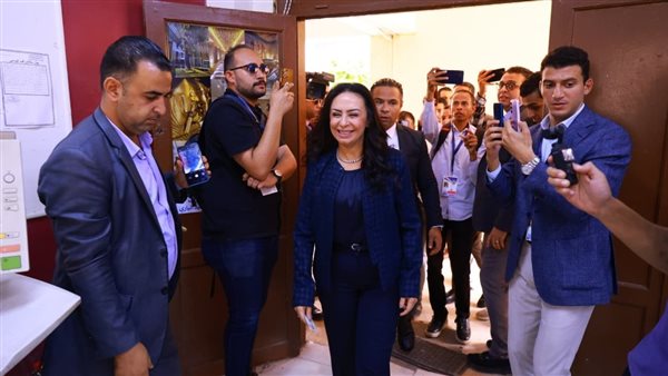 وزيرة التضامن تدلي بصوتها بانتخابات مجلس النواب بلجنة مدرسة بدر الإعدادية