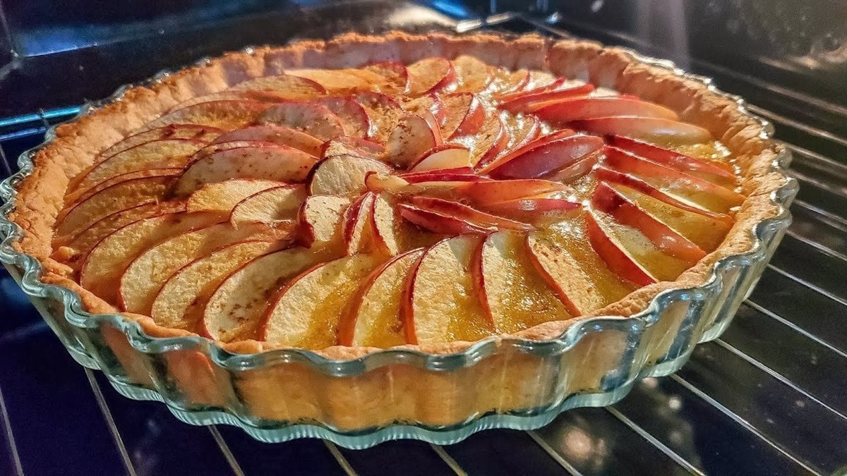 فطيرة التفاح المكرملة.. طريقة سهلة لتحضير حلوى منزلية شهية