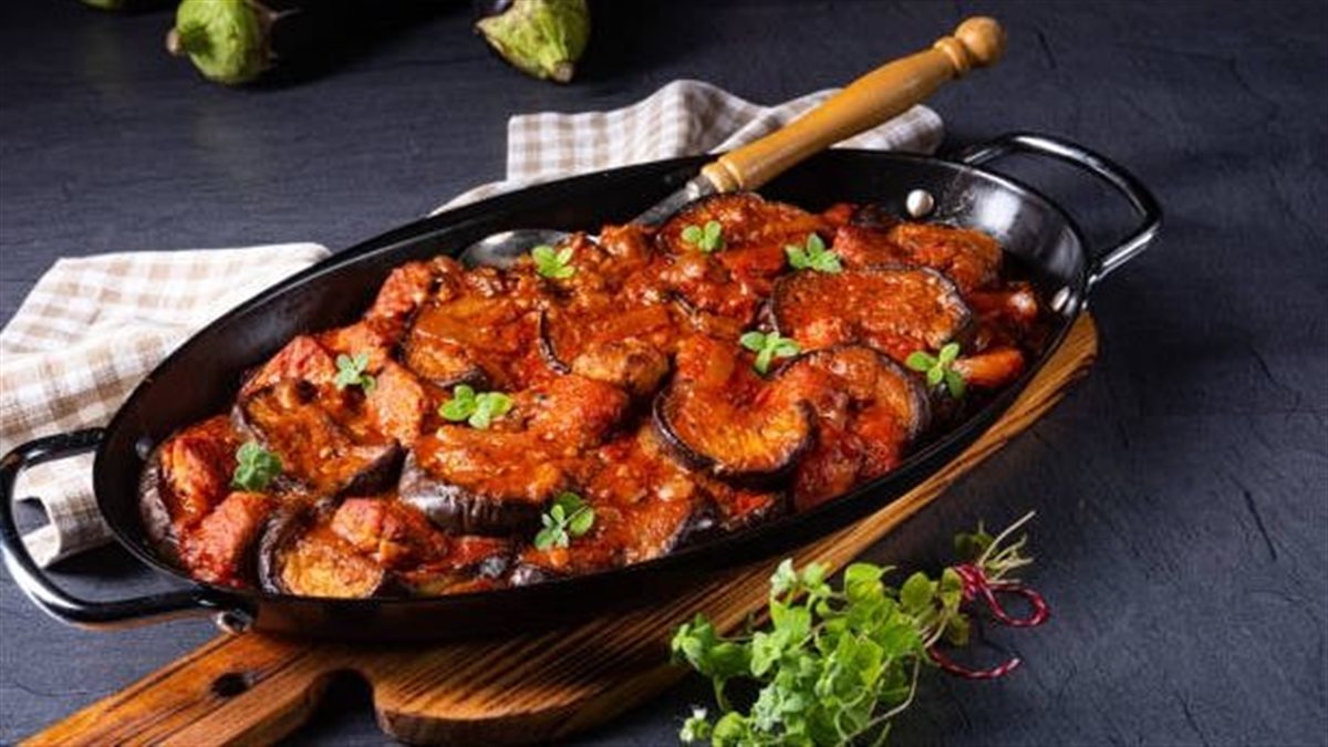 جربي طاجن المسقعة بالدجاج.. وصفة شهية لغداء خفيف