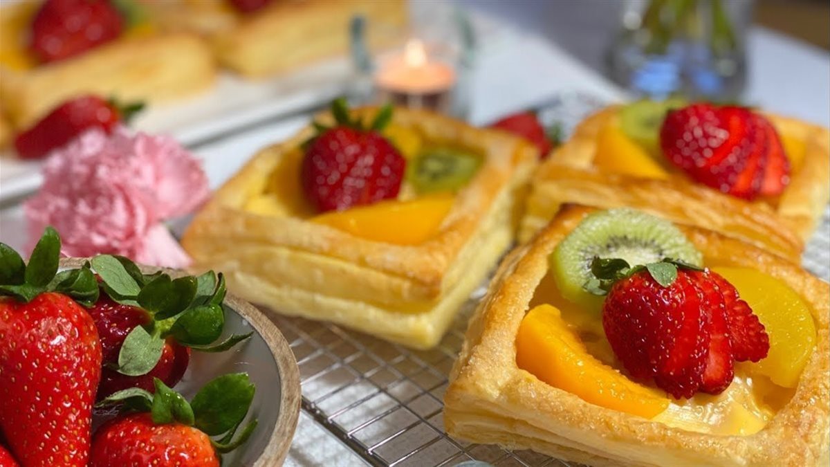 طريقة تحضير البف باستري بالقشطة والفواكه.. حلو خفيف بطعم مميز