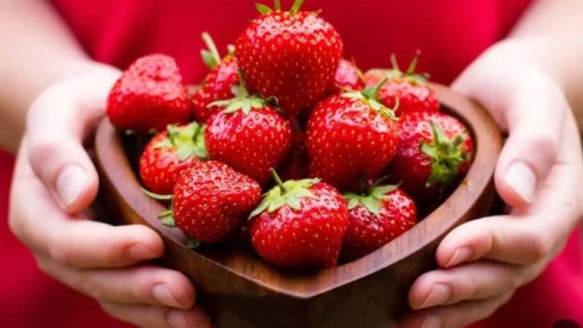 هل تعالج الفراولة نزلات البرد؟ خبراء يوضحون فوائدها ودورها في تعزيز المناعة