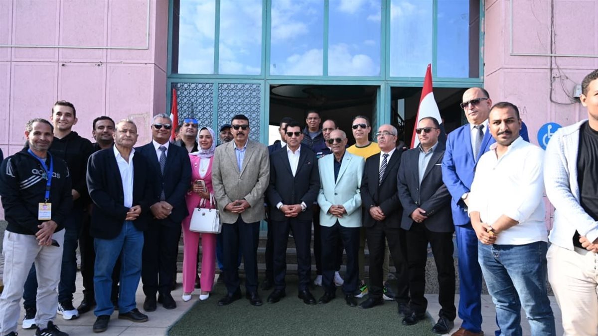 وزير الرياضة يتفقد معارض الفتاة والمرأة خلال جولته بالإسماعيلية